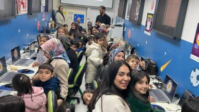 Adıyaman’ın Kahta ilçesinde düzenlenen "Kodlama ve Dijital Farkındalık Etkinliği"nde çocuklar,