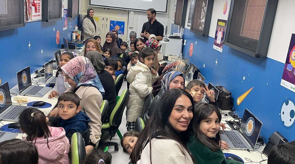 Adıyaman’ın Kahta ilçesinde düzenlenen "Kodlama ve Dijital Farkındalık Etkinliği"nde çocuklar,