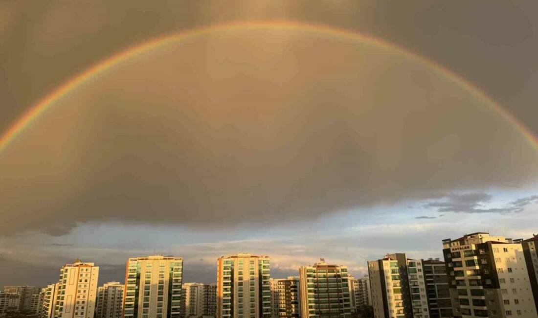 Diyarbakır’da aniden bastıran yağmurun ardından açan güneşle birlikte oluşan gökkuşağı,