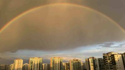 Diyarbakır’da aniden bastıran yağmurun ardından açan güneşle birlikte oluşan gökkuşağı,