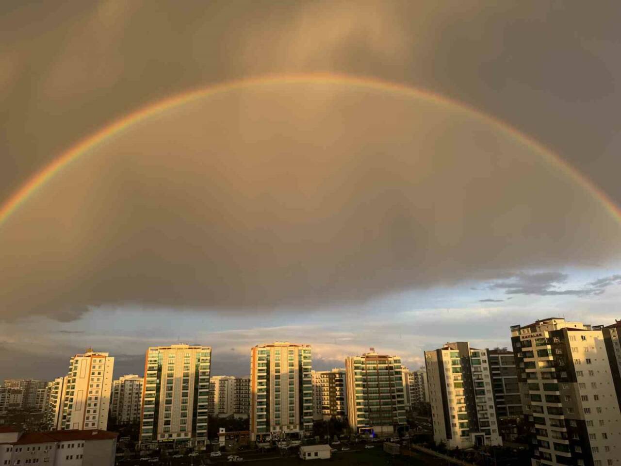 Diyarbakır’da aniden bastıran yağmurun ardından açan güneşle birlikte oluşan gökkuşağı,