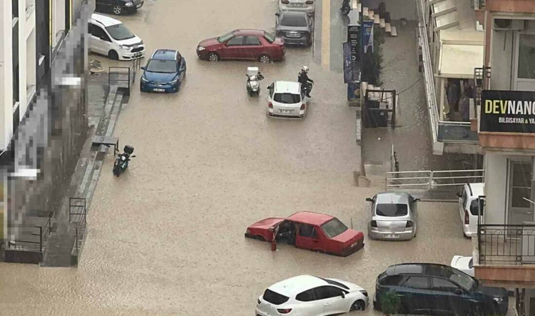 Mardin’in Artuklu ilçesinde etkili olan sağanakla birlikte mahsur kalan motosiklet