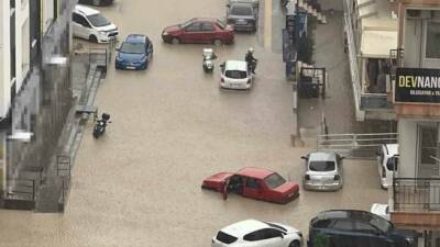 Mardin’in Artuklu ilçesinde etkili olan sağanakla birlikte mahsur kalan motosiklet
