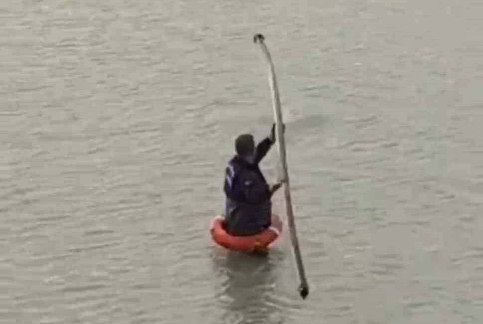 Şanlıurfa'da yapay gölette mahsur kalan bir tilki, itfaiye ekipleri tarafından