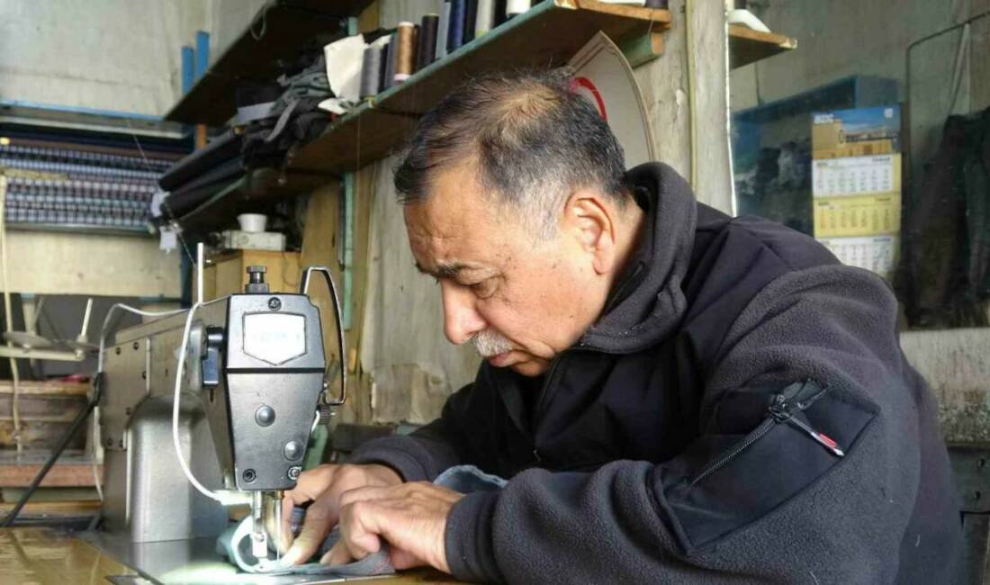 Gaziantep’te babasından öğrendiği terzilik mesleğini yarım asırdır sürdüren yaşlı adam,