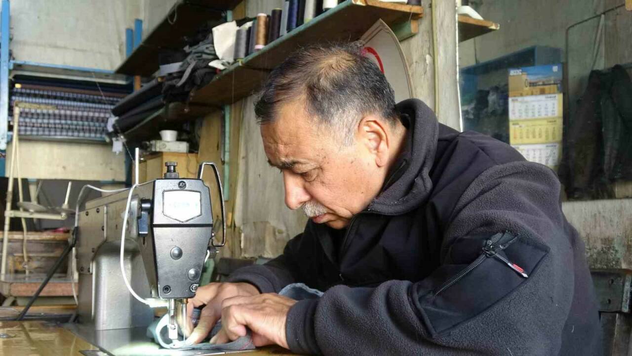 Gaziantep’te babasından öğrendiği terzilik mesleğini yarım asırdır sürdüren yaşlı adam,
