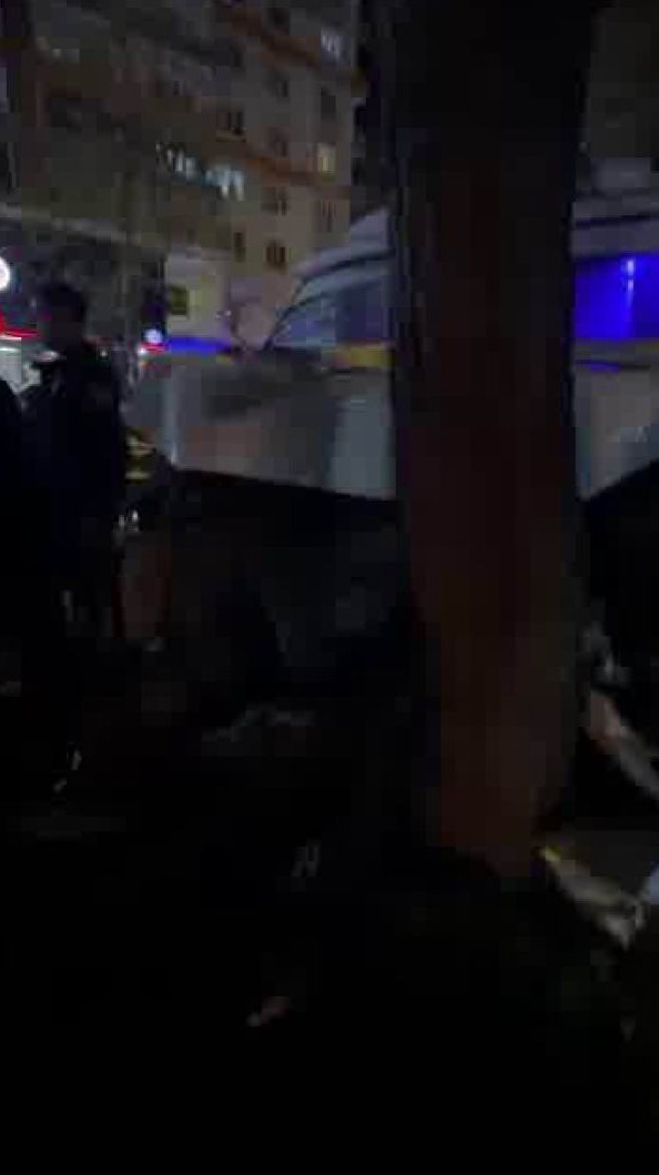 Diyarbakır’da yolcu minibüsü şoförü, yola çıkan yayaya çarpmamak için direksiyonu