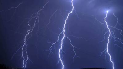 Diyarbakır'ın Çınar ilçesinde yıldırım düşmesi sonucu bir kadın yaralanarak hastaneye