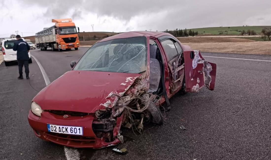 Adıyaman’da, yağışlardan dolayı kayganlaşan yolda kayarak karşı şeride geçen otomobilin