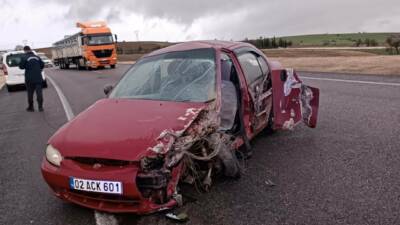 Adıyaman’da, yağışlardan dolayı kayganlaşan yolda kayarak karşı şeride geçen otomobilin
