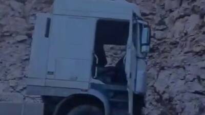 Siirt-Batman kara yolunda direksiyon hakimiyetini kaybeden bir tır yoldan çıkarak