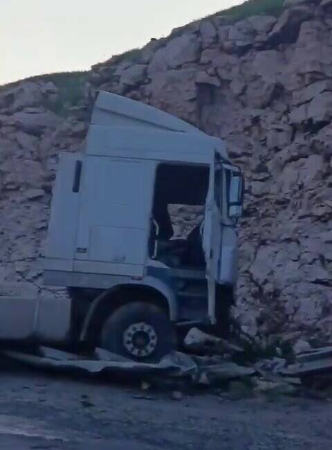 Siirt-Batman kara yolunda direksiyon hakimiyetini kaybeden bir tır yoldan çıkarak