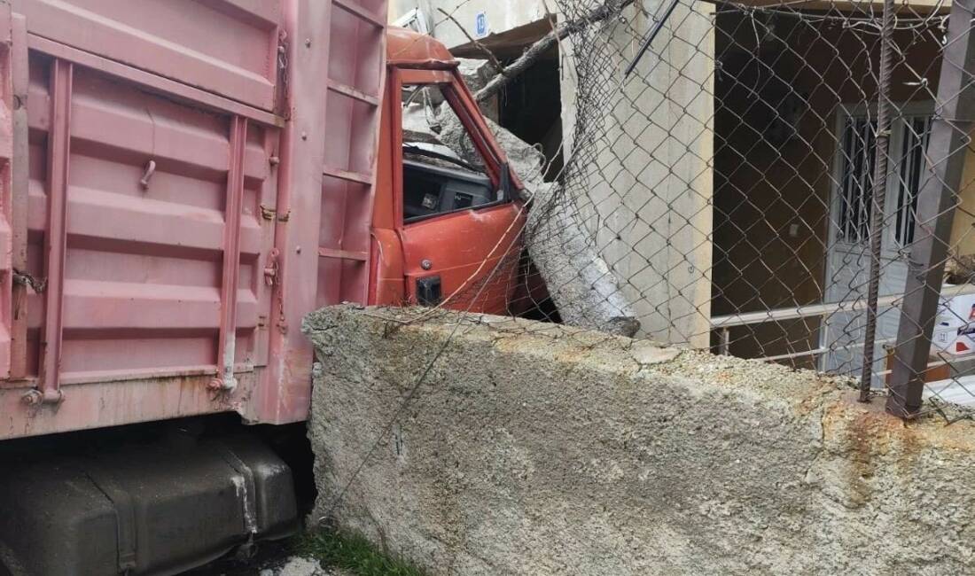 Siirt’in Eruh ilçesinde meydana gelen kazada, briket yüklü bir kamyon
