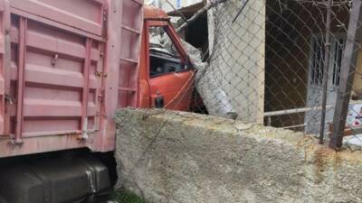 Siirt’in Eruh ilçesinde meydana gelen kazada, briket yüklü bir kamyon
