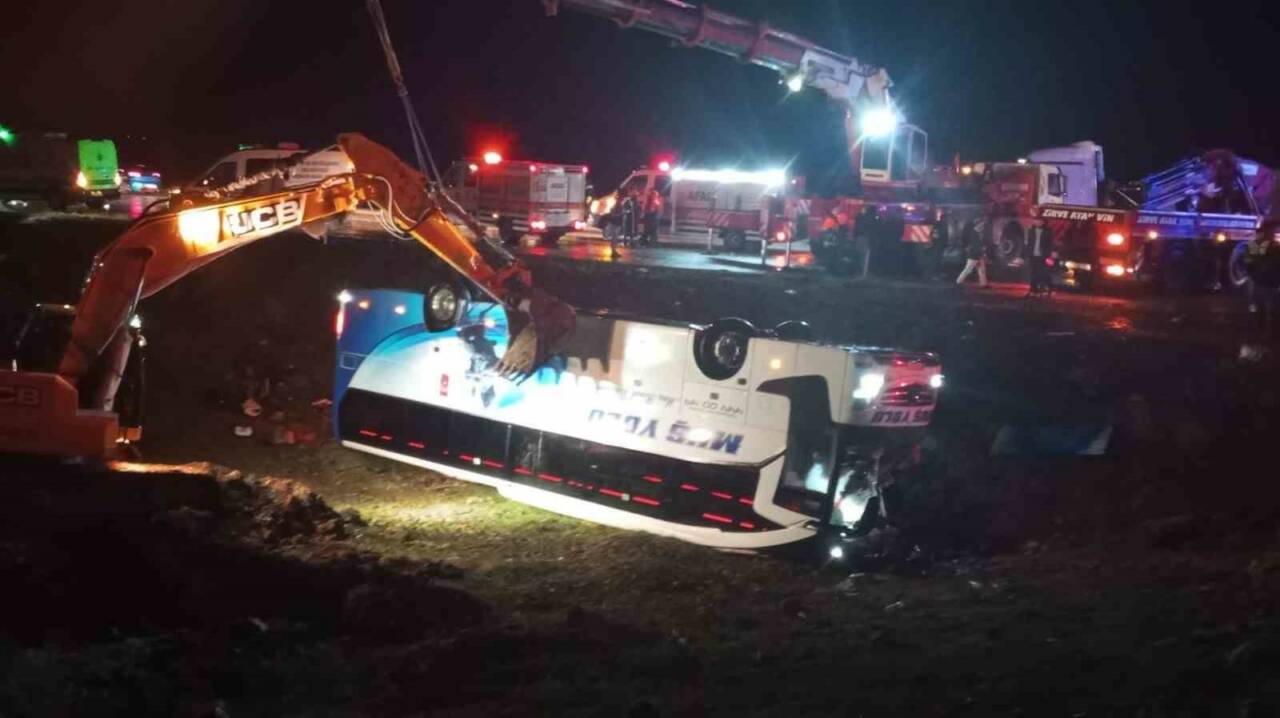 Malatya-Adıyaman kara yolunda meydana gelen feci kazada bir yolcu otobüsü
