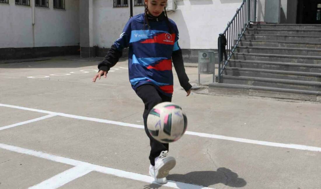 Diyarbakır Kayapınar Akşemsettin Ortaokulu Kız Futbol Takımı, namağlup şampiyonluklarla son