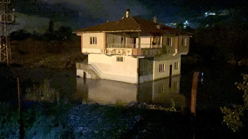 Tokat’ın Turhal ilçesinde etkili olan yoğun yağışlar nedeniyle bazı mahallelerde