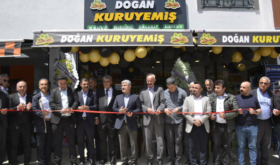 Başkan Alkan’dan Yeni İş Yerine Destek: “Mahallemize Yeni Bir Değer Kazandırıldı” Besni Belediye Başkanı Reşit Alkan, Erdemoğlu Mahallesi’nde hizmete başlayan Doğan