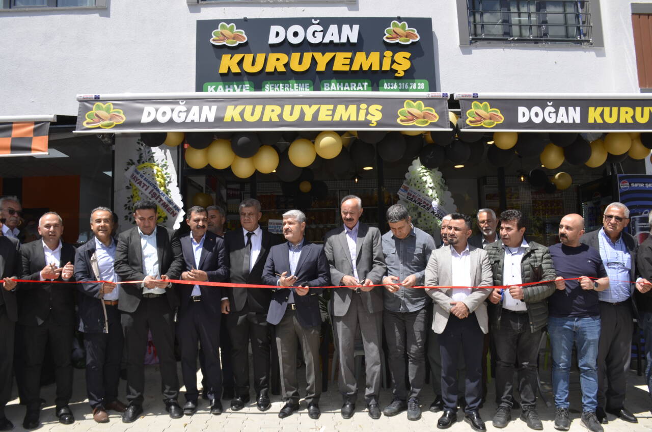 Besni Belediye Başkanı Reşit Alkan, Erdemoğlu Mahallesi’nde hizmete başlayan Doğan