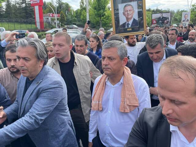 CHP Genel Başkanı Özgür Özel, CHP Genel Merkezinde yaşanan gerginliğin