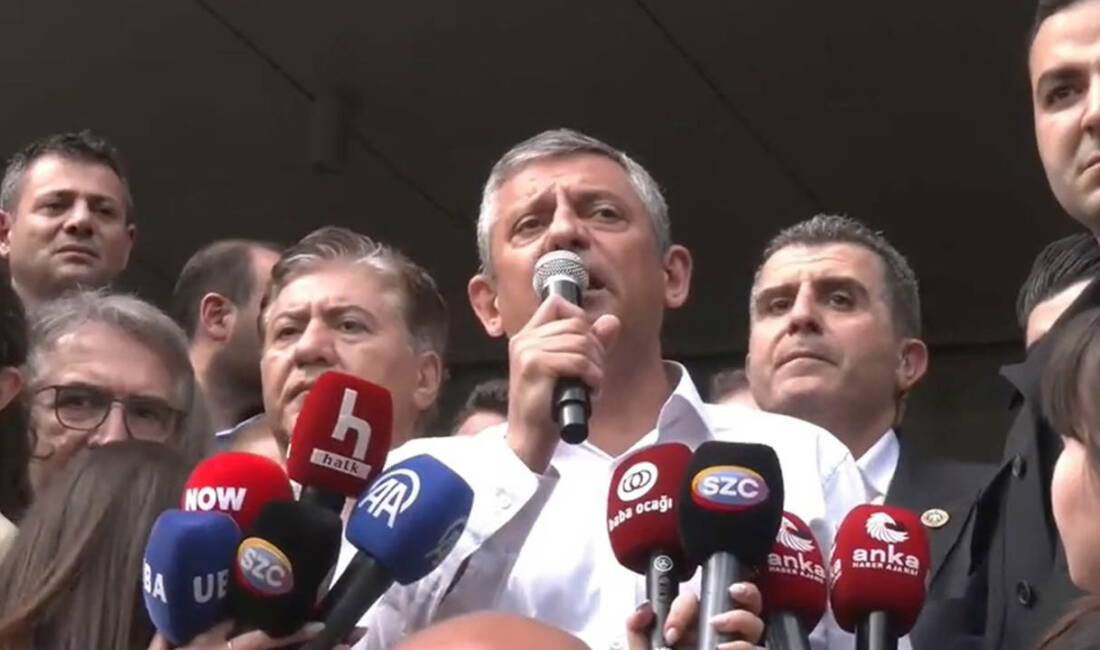 Son Dakika: Özgür Özel Kalabalıkla Meclis’e Yürüdü: “Bundan Sonra Gerçek CHP Merkezimiz TBMM’de” CHP Genel Başkanı Özgür Özel, CHP Genel Merkezi önünde yaşanan