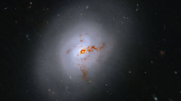 NASA'nın Hubble Uzay Teleskobu, yaklaşık 100 milyon ışık yılı uzaklıktaki