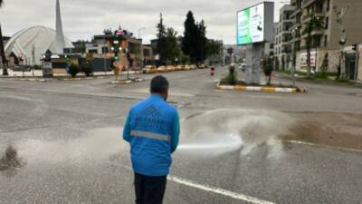 Adıyaman Belediyesi Temizlik İşleri Müdürlüğü ekipleri, şiddetli yağışların ardından kent