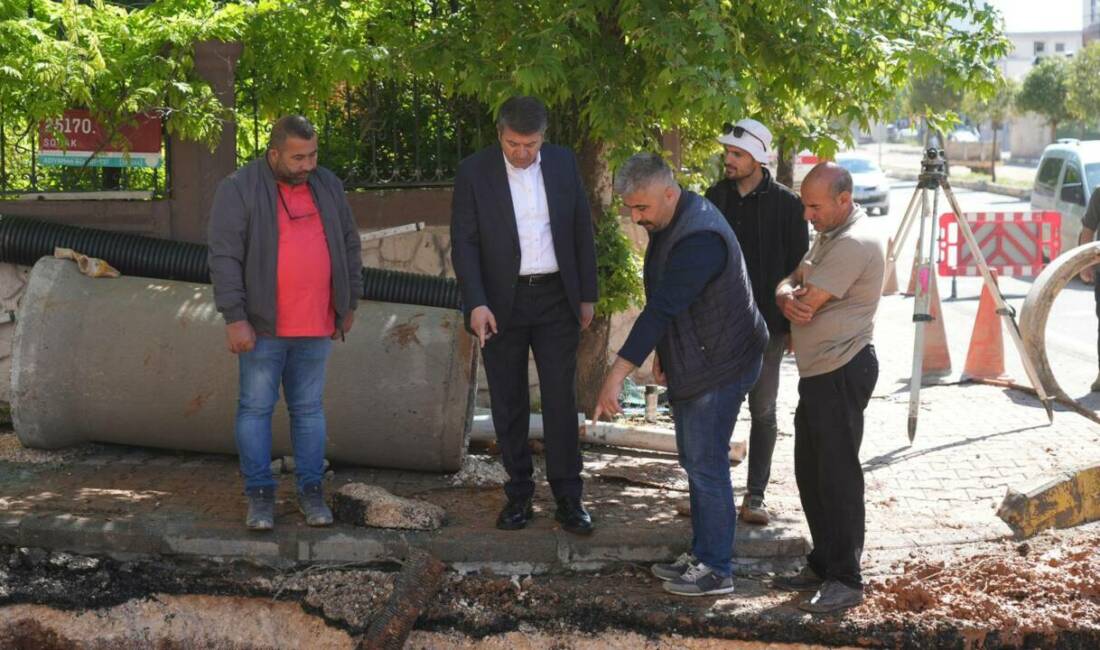 Cumhuriyet Mahallesi’nde devam eden yağmur suyu ve kanalizasyon hattı yenileme