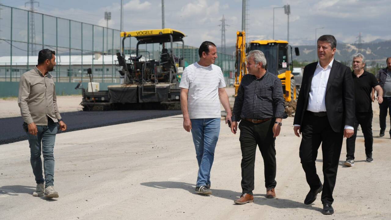 Adıyaman Belediyesi, altyapı çalışmaları tamamlanan Karaali Caddesi’nde asfalt serimine başladı.