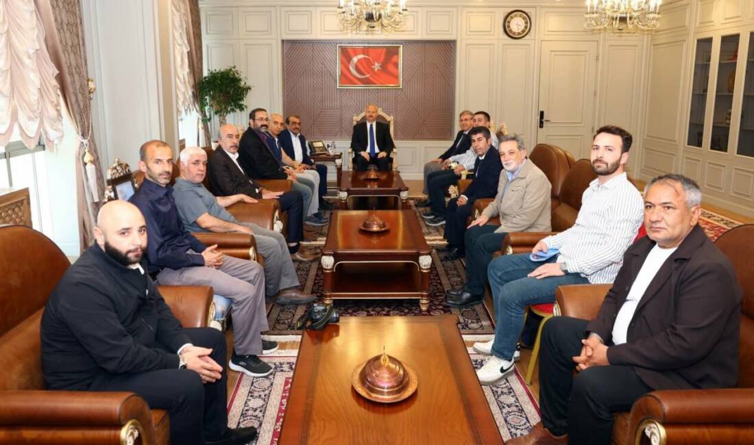 Adıyaman Gazeteciler Cemiyeti Başkanı Zeki Dişkaya ve yönetim kurulu üyeleri,