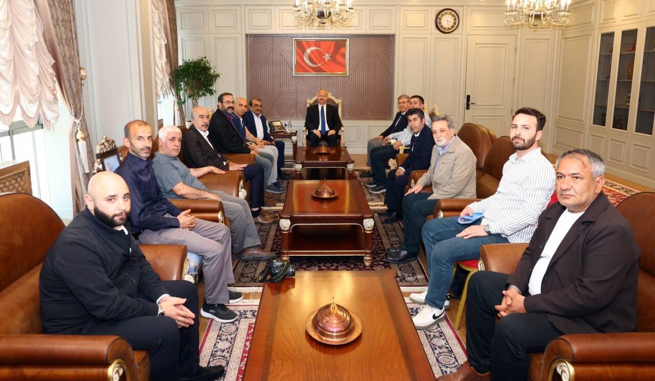 Adıyaman Gazeteciler Cemiyeti Başkanı Zeki Dişkaya ve yönetim kurulu üyeleri,
