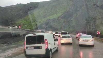 Adıyaman-Çelikhan Karayolunda yağışlardan dolayı heyelan meydana geldi.