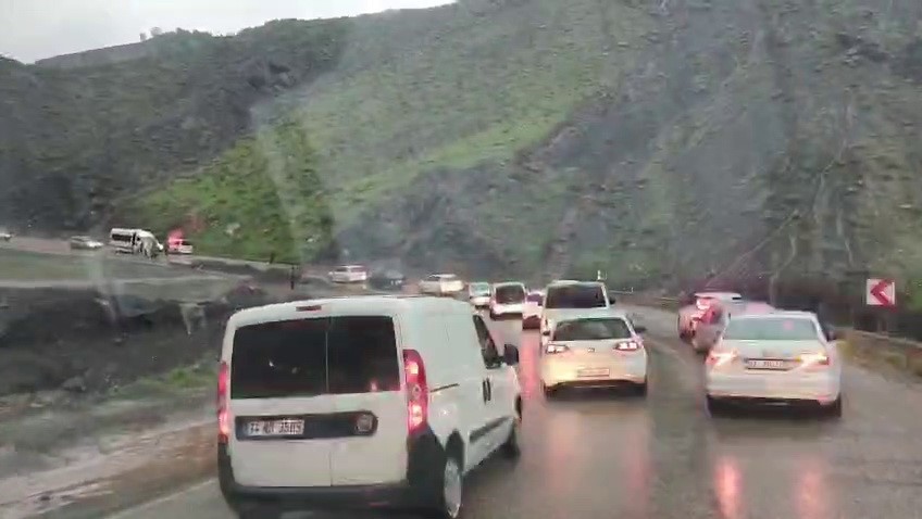 Adıyaman-Çelikhan Karayolunda yağışlardan dolayı heyelan meydana geldi.
