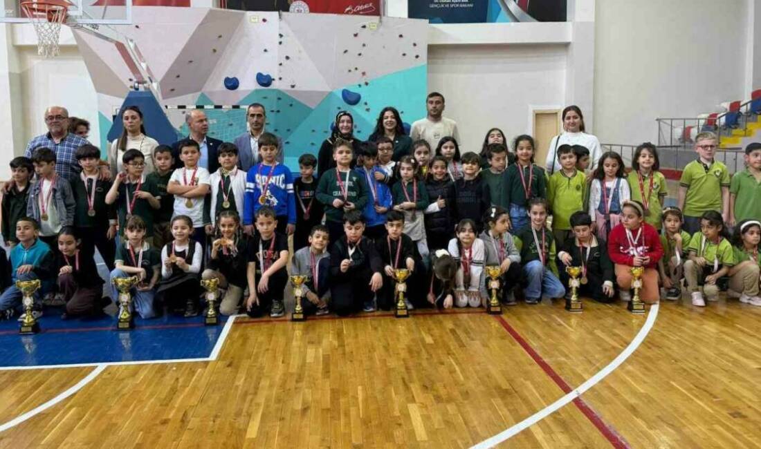 Adıyaman Özel Doğa Koleji öğrencileri, Okul Sporları Satranç Turnuvası'nda kız