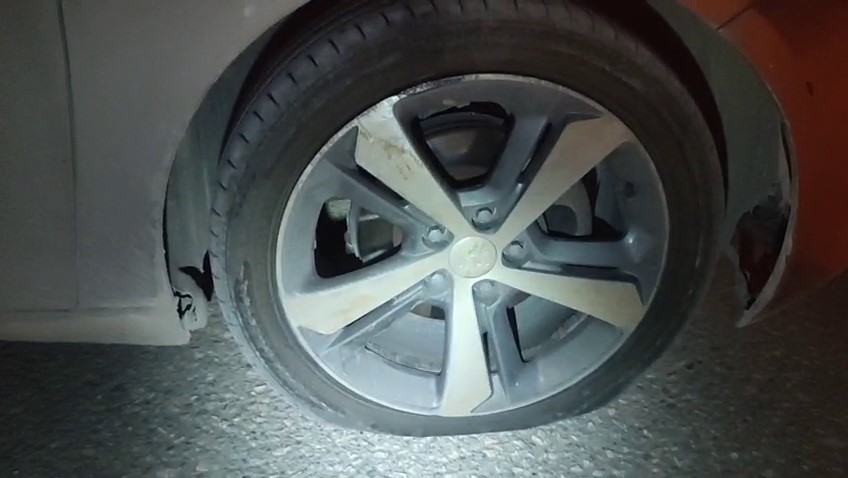 Adıyaman’da çukura giren bir otomobilin lastikleri patlayarak zarar gördü.