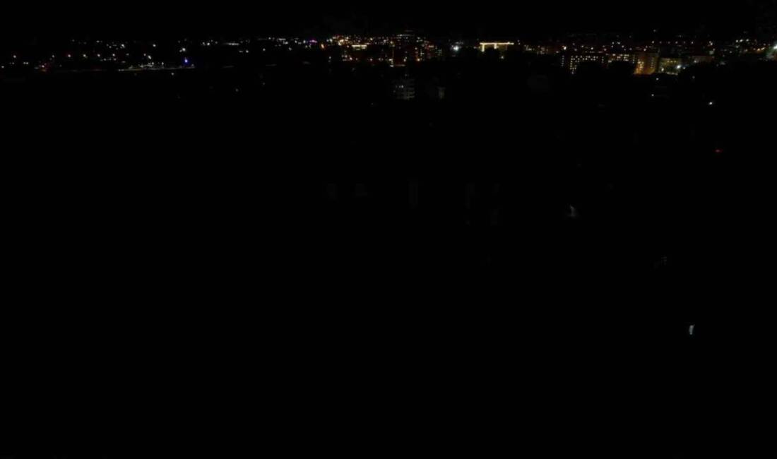 Adıyaman’da akşam saatlerinde yaşanan elektrik kesintisi, kent genelinde birçok bölgeyi