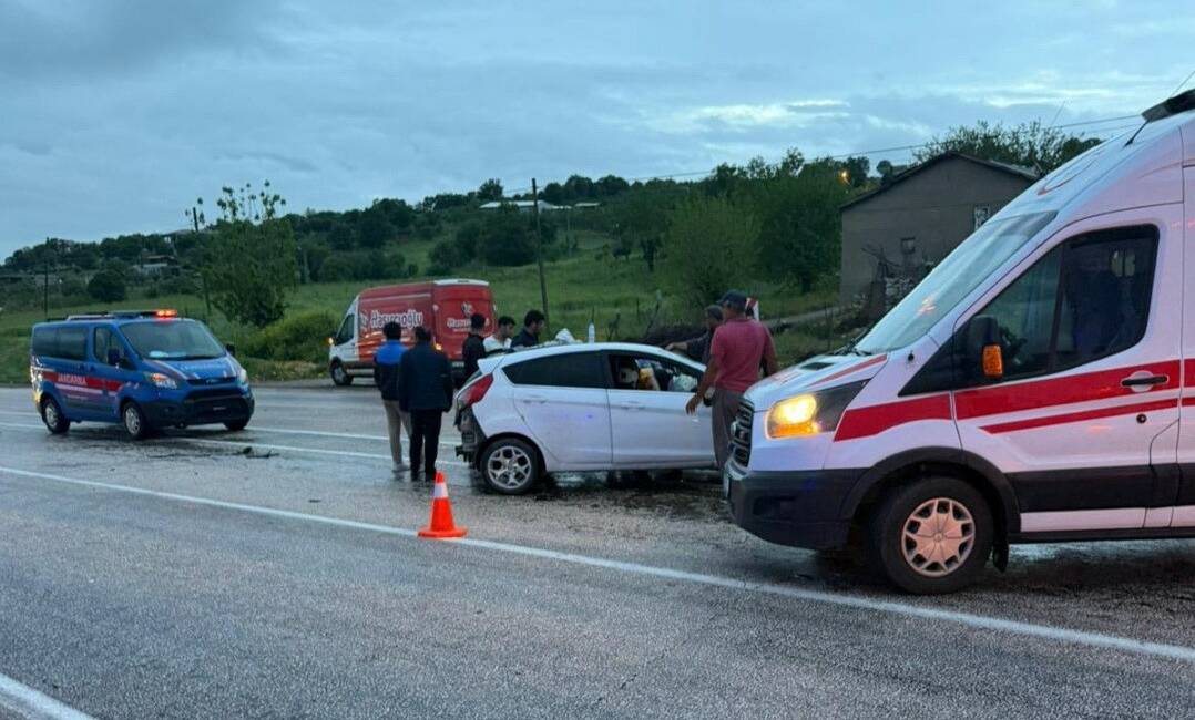 Adıyaman’da iki otomobilin çarpışması sonucu 3 kişi yaralandı.