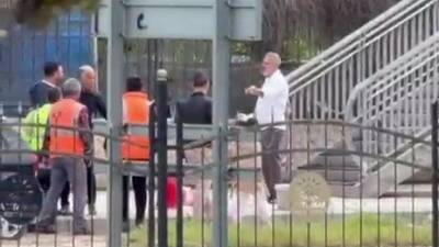 Adıyaman'da iki kişi arasındaki bıçaklı kavga, çevredeki vatandaşların müdahalesiyle sonlandırıldı.