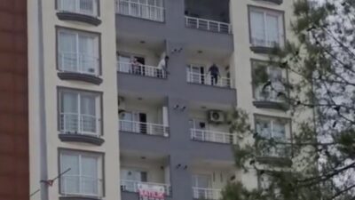 Adıyaman’da, bir şahıs balkondan kendini sarkıtarak ekipleri harekete geçirdi.