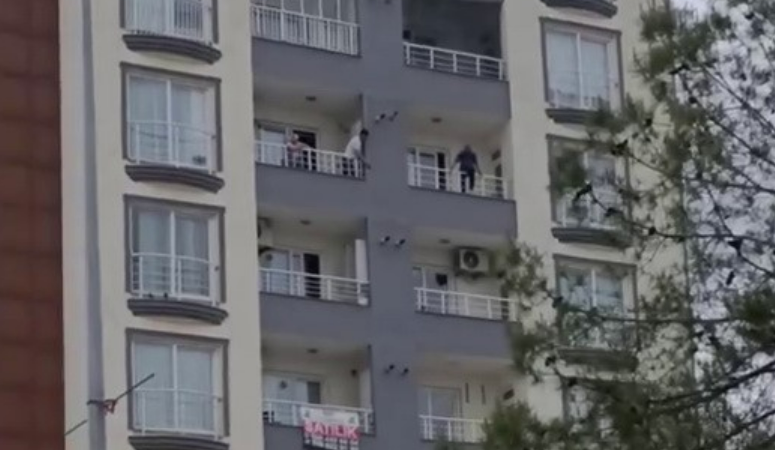 Adıyaman’da, bir şahıs balkondan kendini sarkıtarak ekipleri harekete geçirdi.
