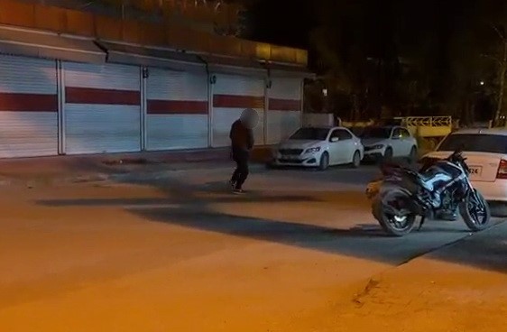 Adıyaman'da madde etkisi altında olduğu iddia edilen bir kişi, caddede