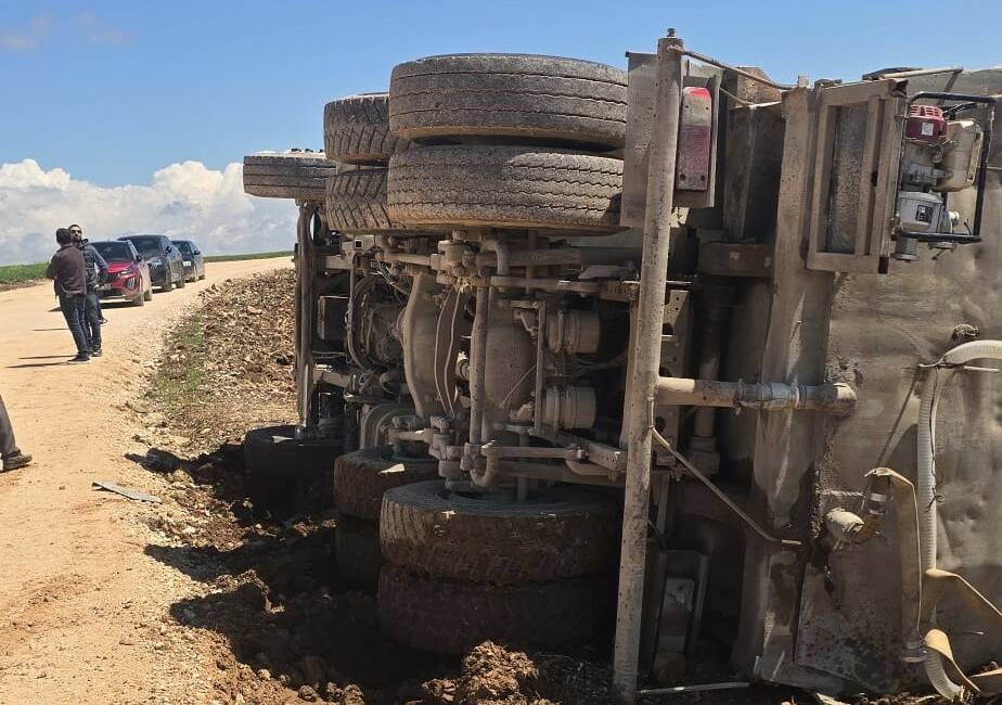 Adıyaman’da kontrolden çıkan su tankeri devrildi.