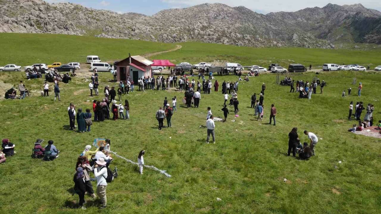 Adıyaman’ın Gerger ilçesinde, Avacık ve Kurdek yaylalarında bahar aylarında açan