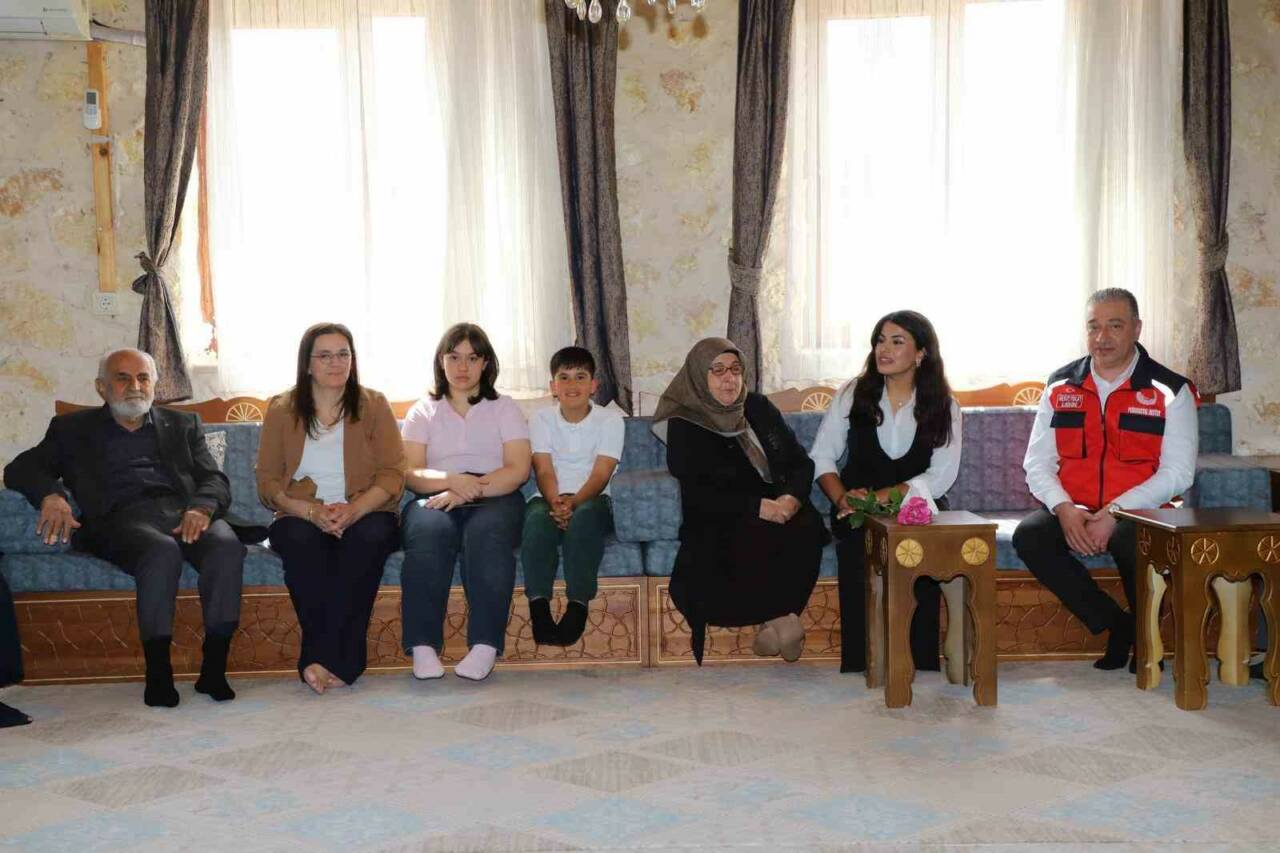 Adıyaman’da Milli Aile Haftası kapsamında düzenlenen "Üç Kuşak Buluşması" programında