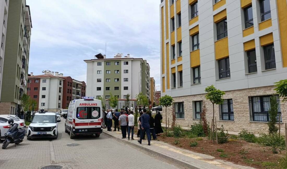 Adıyaman’da 3’üncü kattaki evinin penceresinden düşen kişi ağır yaralandı.