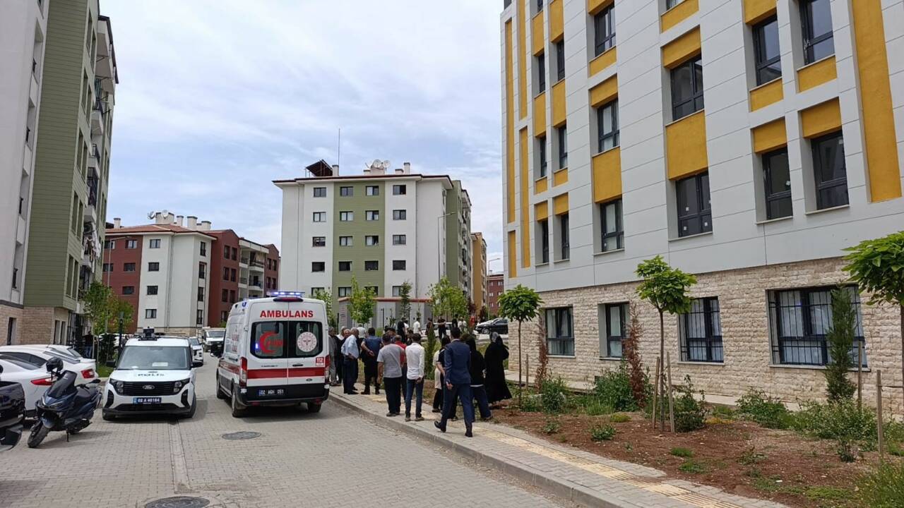 Adıyaman’da 3’üncü kattaki evinin penceresinden düşen kişi ağır yaralandı.