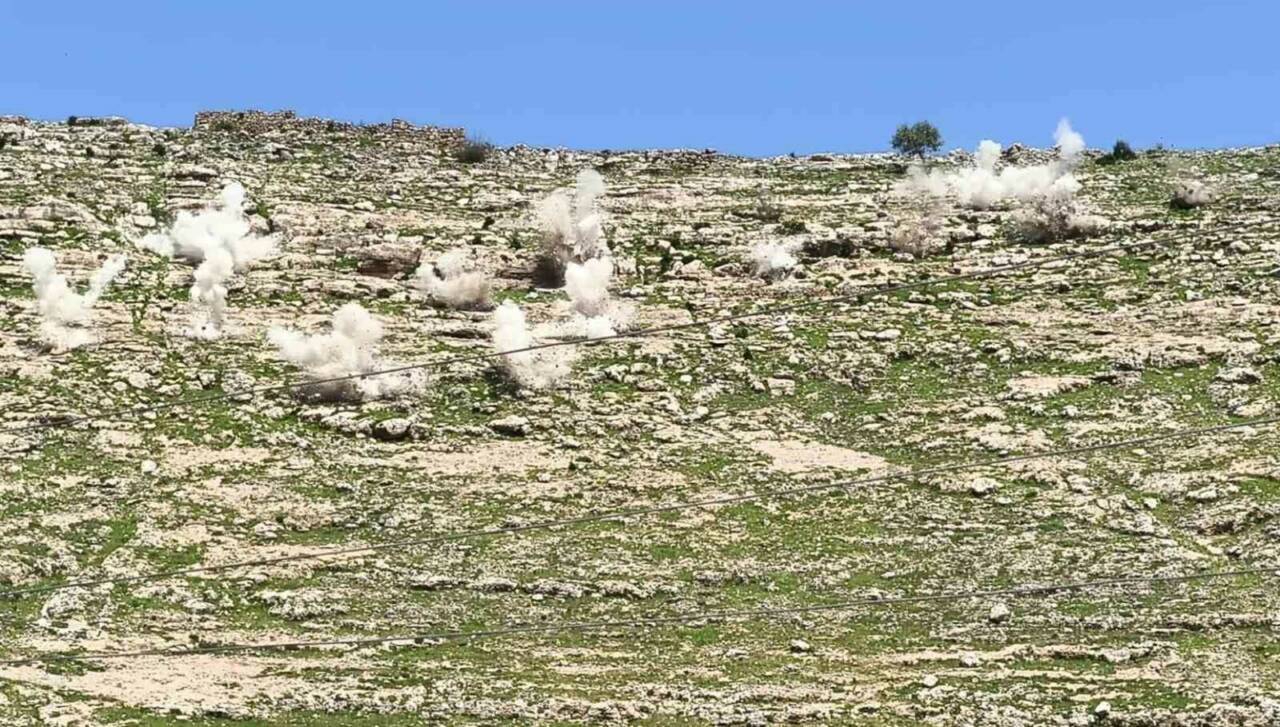 Şırnak’ta riskli kaya blokları yurtdışından getirilen piroteknik kartuşlarla kontrollü şekilde