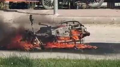 Adıyaman'da trafik ışıklarında bekleyen bir motosiklet alev alarak yandı, itfaiye