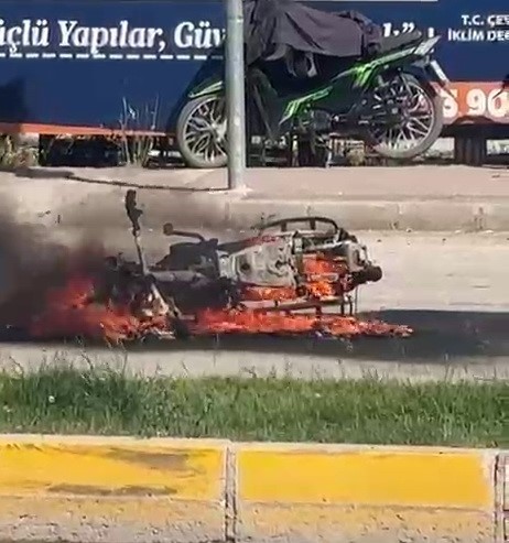 Adıyaman'da trafik ışıklarında bekleyen bir motosiklet alev alarak yandı, itfaiye