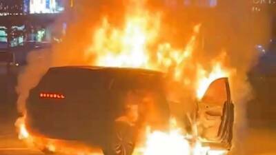 Diyarbakır'ın Kayapınar ilçesinde seyir halindeki elektrikli SUV'un alev alması sonucu